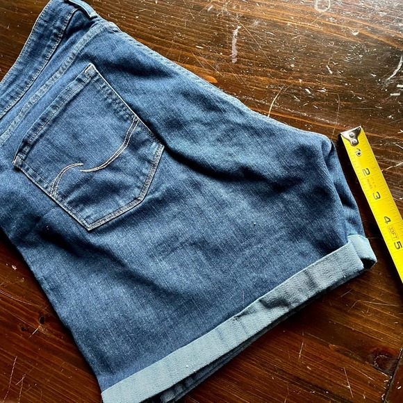 Signature Levi Strauss Mid Rise Cuffed Shorts - Picture 3 of 6